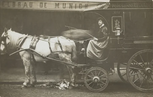 Service de livraison de la poissonnerie de Vaugirard, paris by Unidentified Photographer, photograph, 1905