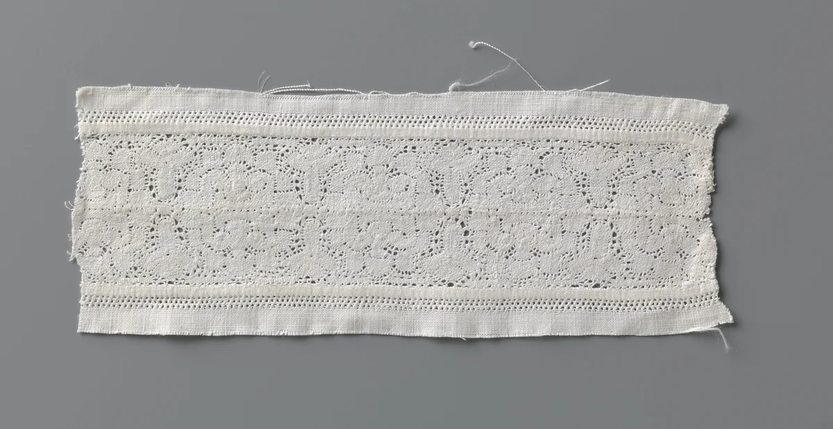 Strook kloskant met aaneengeschakelde ronde pioenrozen by anonymous, other, 1740-1760