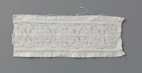 Strook kloskant met aaneengeschakelde ronde pioenrozen by anonymous, other, 1740-1760