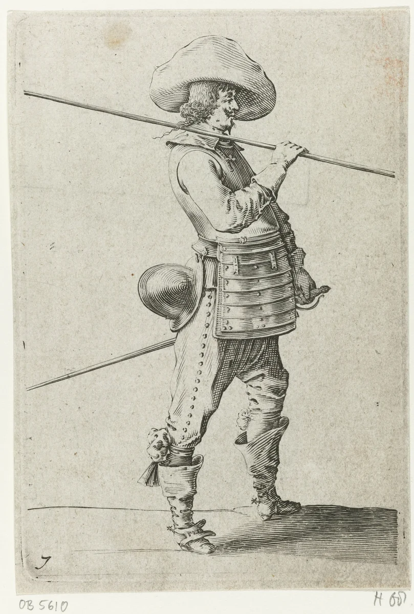 Staande soldaat met borstkuras en speer over de schouder, en profil by Salomon Savery, print, 1630-1665