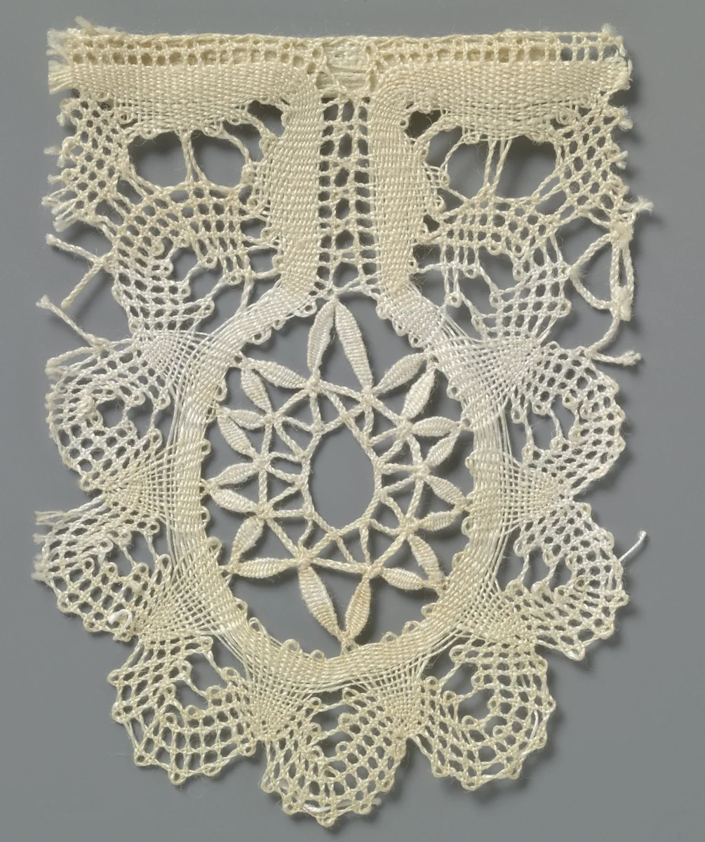 Strook kloskant met gelobte ovale schulp met ster of bloem erin by anonymous, other, 1890-1899