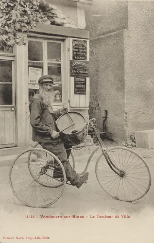 Le tambour de ville sur tricycle, Vendeuvre-sur-Barse by Unidentified Photographer, photograph, 1910