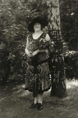 Soprano [Claire Dux] by August Sander, photograph, 1925