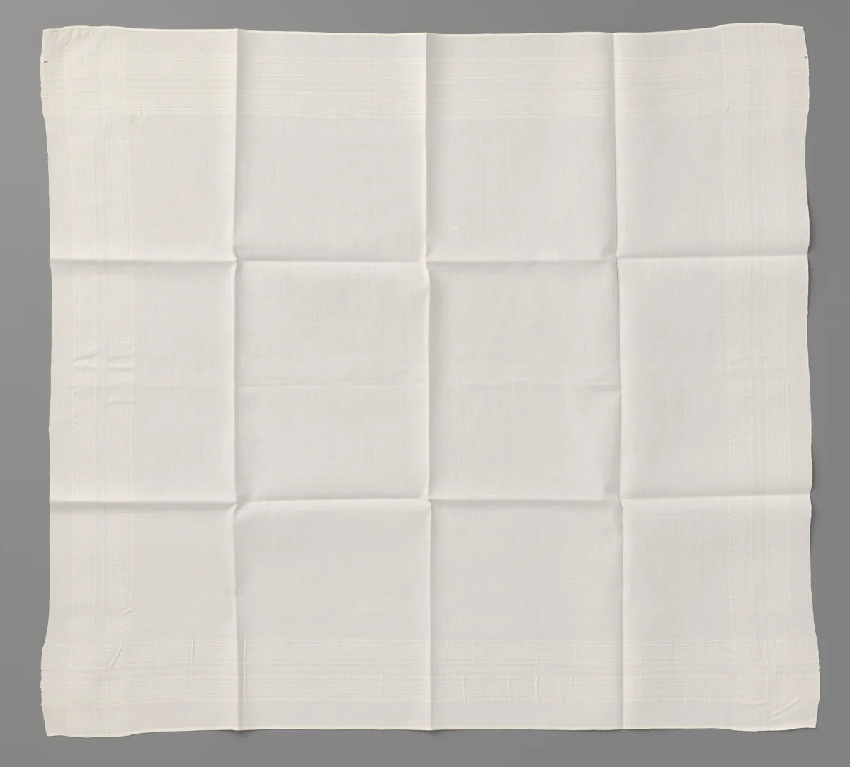 Zakdoek van wit linnen met brede rand van ingeweven randbiezen; met gaatjesmerk: HdA/12 by anonymous, textile, 1840-1880