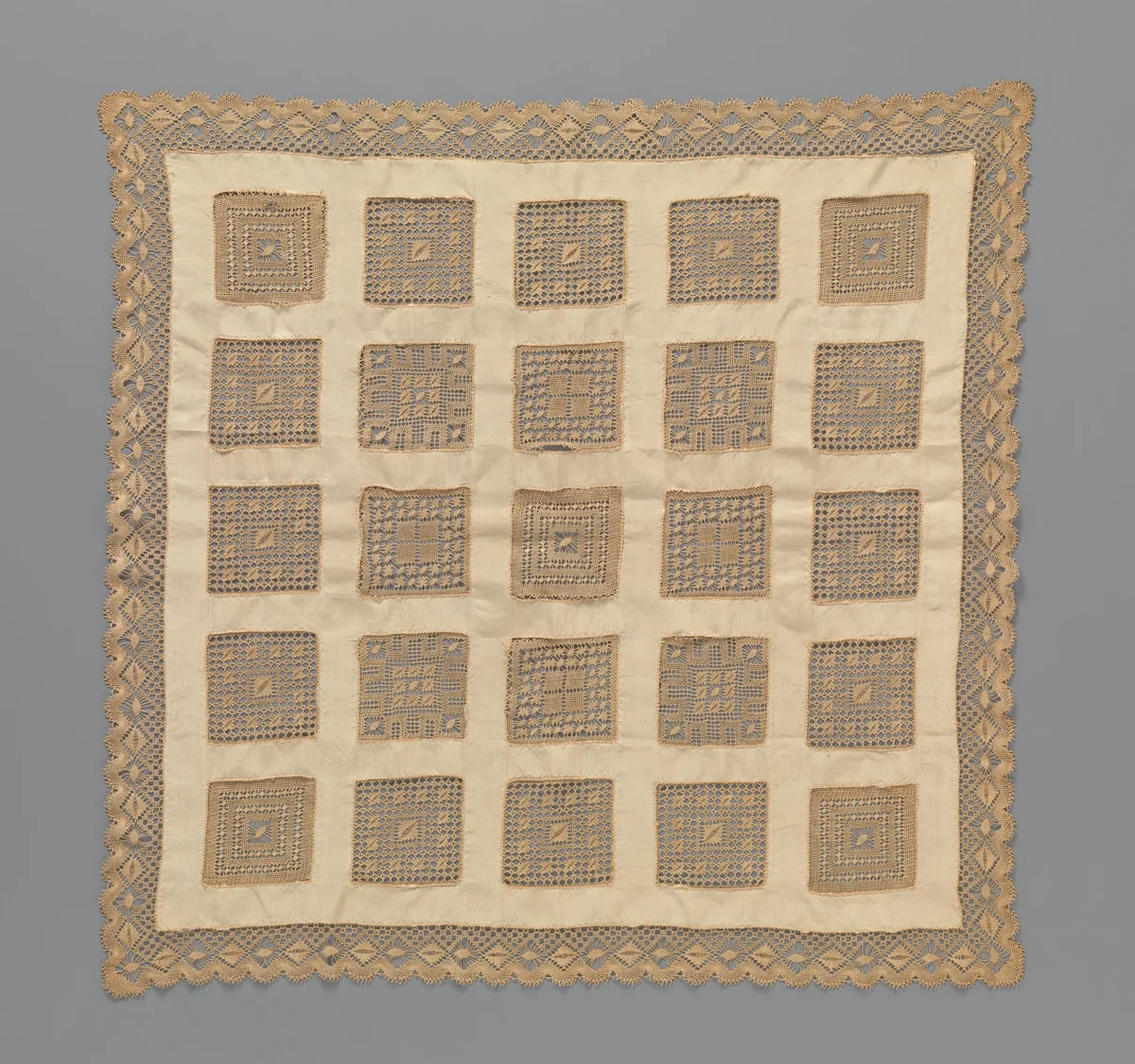 Theetafelkleed van beige zijde met vierkante inzetten van lichtbruine kloskant by J. Moorsel, textile, 1923