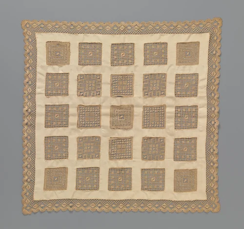 Theetafelkleed van beige zijde met vierkante inzetten van lichtbruine kloskant by J. Moorsel, textile, 1923