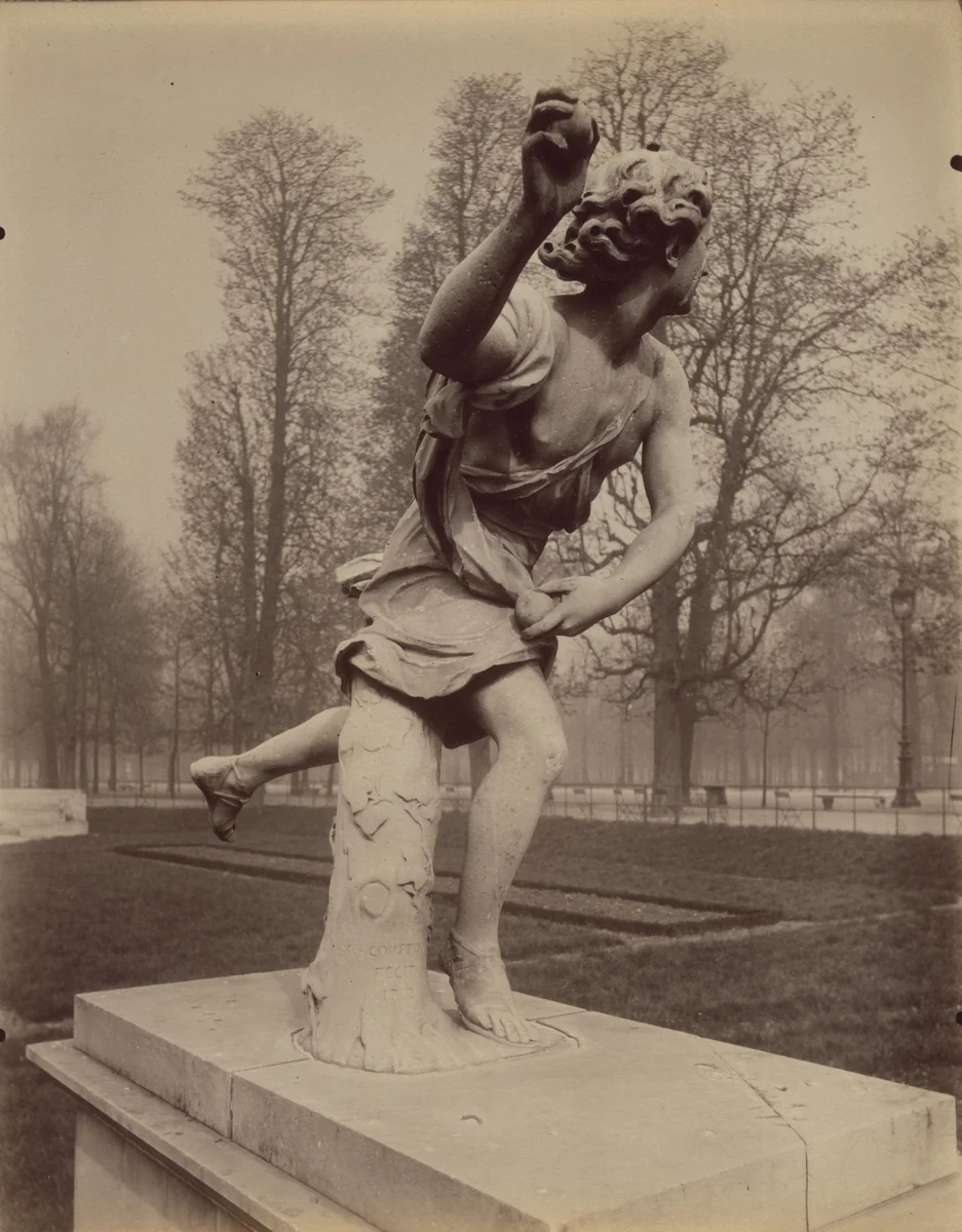 Tuileries - Coureuse par Coustou by Eugène Atget, photograph, 1911