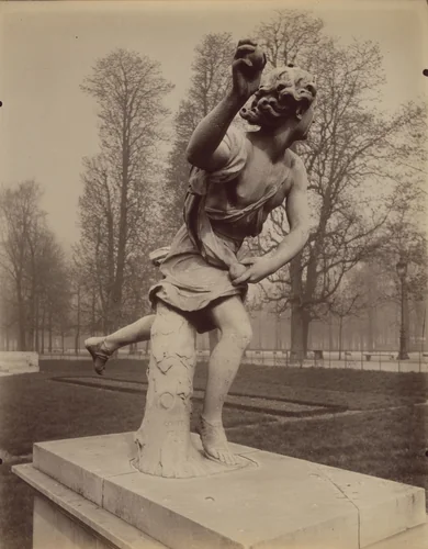 Tuileries - Coureuse par Coustou by Eugène Atget, photograph, 1911