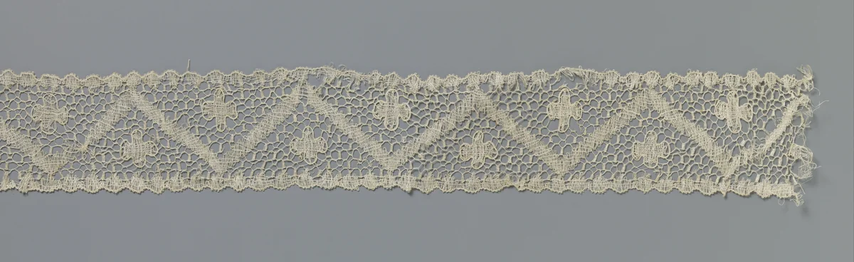 Strook kloskant met vierlobbig rozet boven en onder een zigzag-band by anonymous, other, 1840-1860