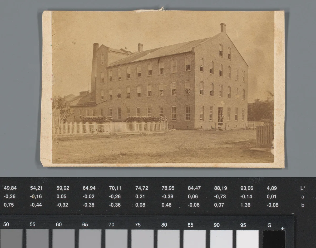 Reclame voor een wolspinnerij te Lewistown, met gezicht op de fabriek aldaar by anonymous, photograph, 1850-1915
