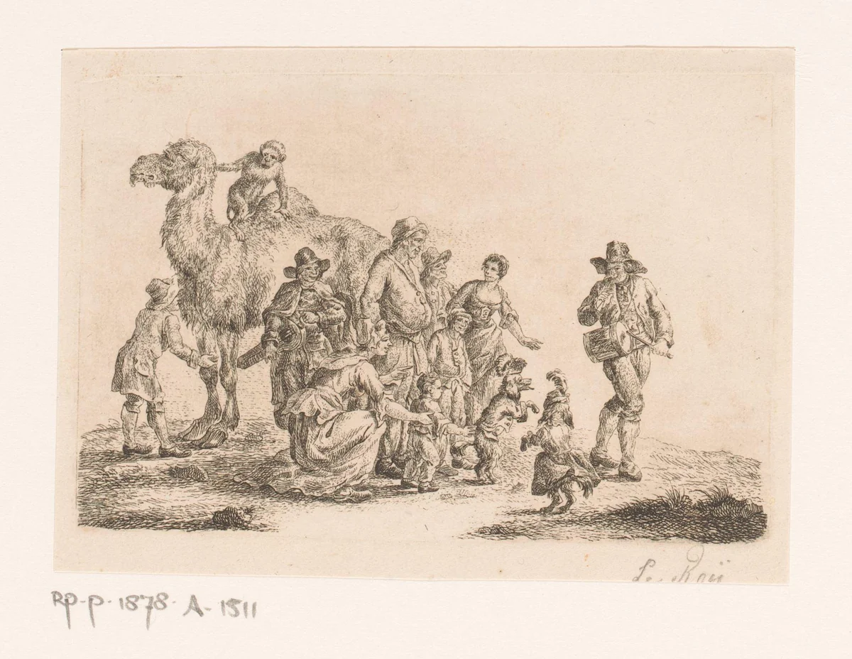 Muzikanten met een draailier en een trommel laten honden dansen voor publiek, op de achtergrond een dromedaris met een aap op de rug by Pierre-François le Roy, print, 1794-1862
