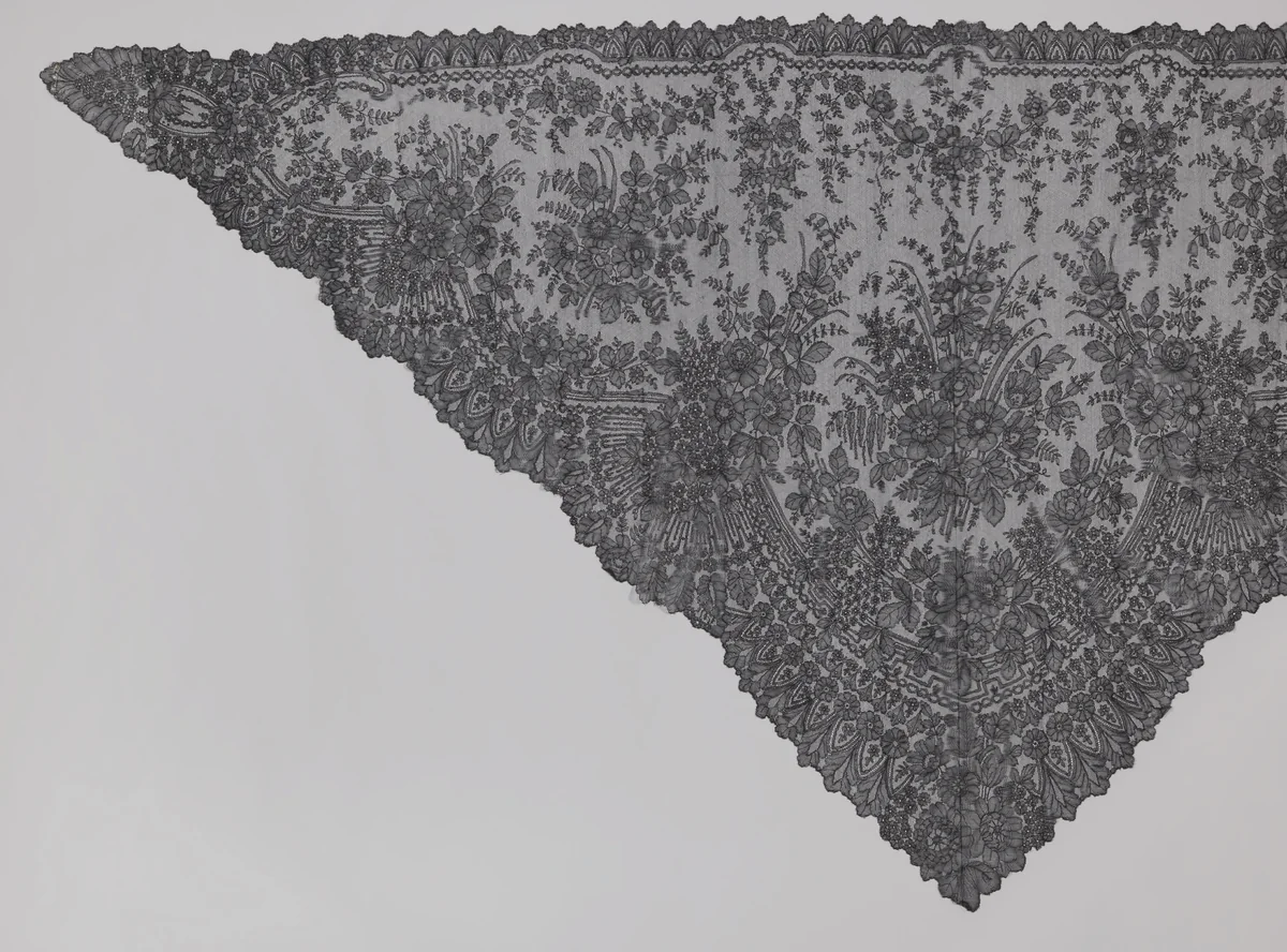 Sjaal van zwarte kloskant met rozenboeketten en een meanderende lijn in de onderste punt by anonymous, textile, 1865