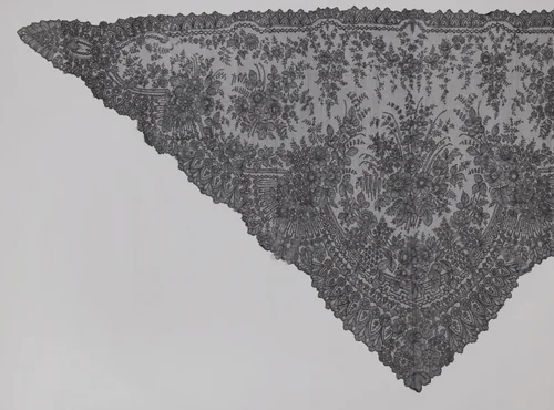 Sjaal van zwarte kloskant met rozenboeketten en een meanderende lijn in de onderste punt by anonymous, textile, 1865