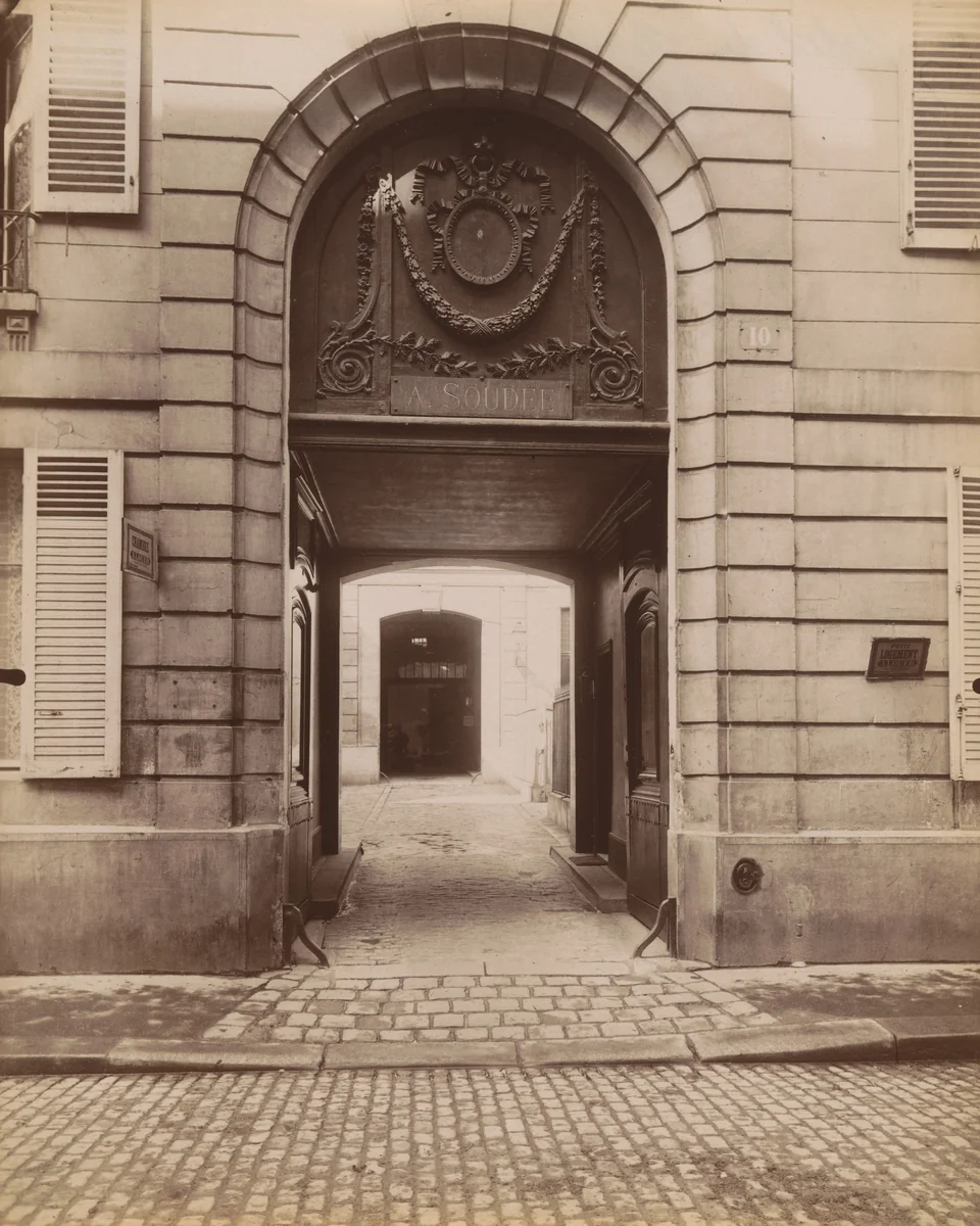 Hôtel de Maillé, 10 rue Charles V by Eugène Atget, photograph, 1900