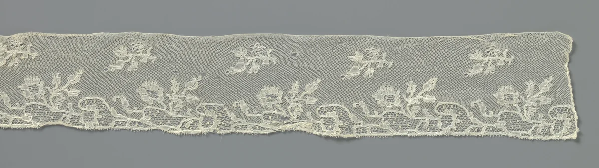 Strook kloskant met een rij losse liggende bloemtakken en langs de onderzijde aaneengeschakelde velden gevormd door een ijle rank by anonymous, other, 1850-1899