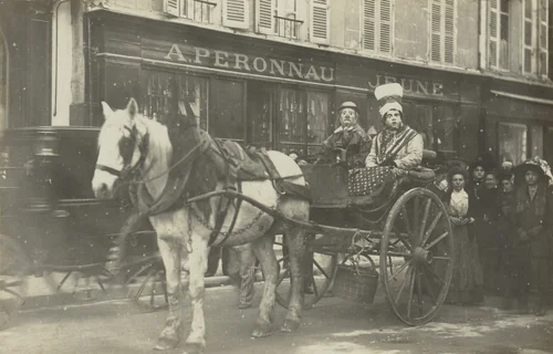 Attelage devant la quincaillerie, Cognac by Unidentified Photographer, photograph, 1910