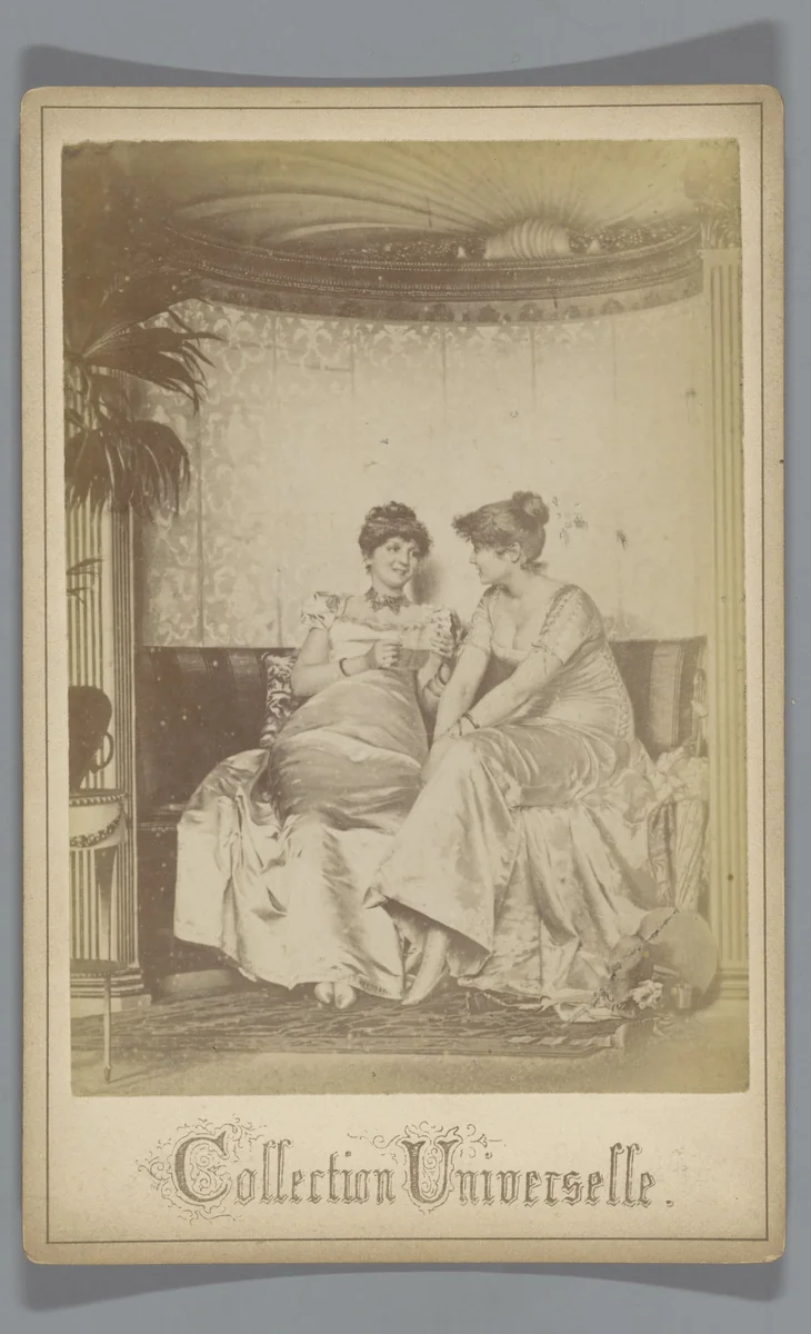 Fotoreproductie van een schilderij van twee jonge vrouwen in gesprek by anonymous, photograph, 1880-1900