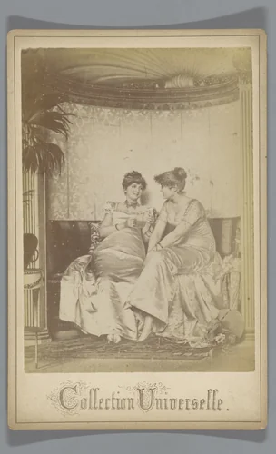 Fotoreproductie van een schilderij van twee jonge vrouwen in gesprek by anonymous, photograph, 1880-1900