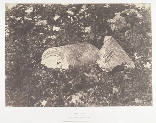 Jérusalem, Tombeau des rois de Juda, Couvercle de sarcophage et fragment d'une porte en pierre by Auguste Salzmann, photograph, 1854-1859