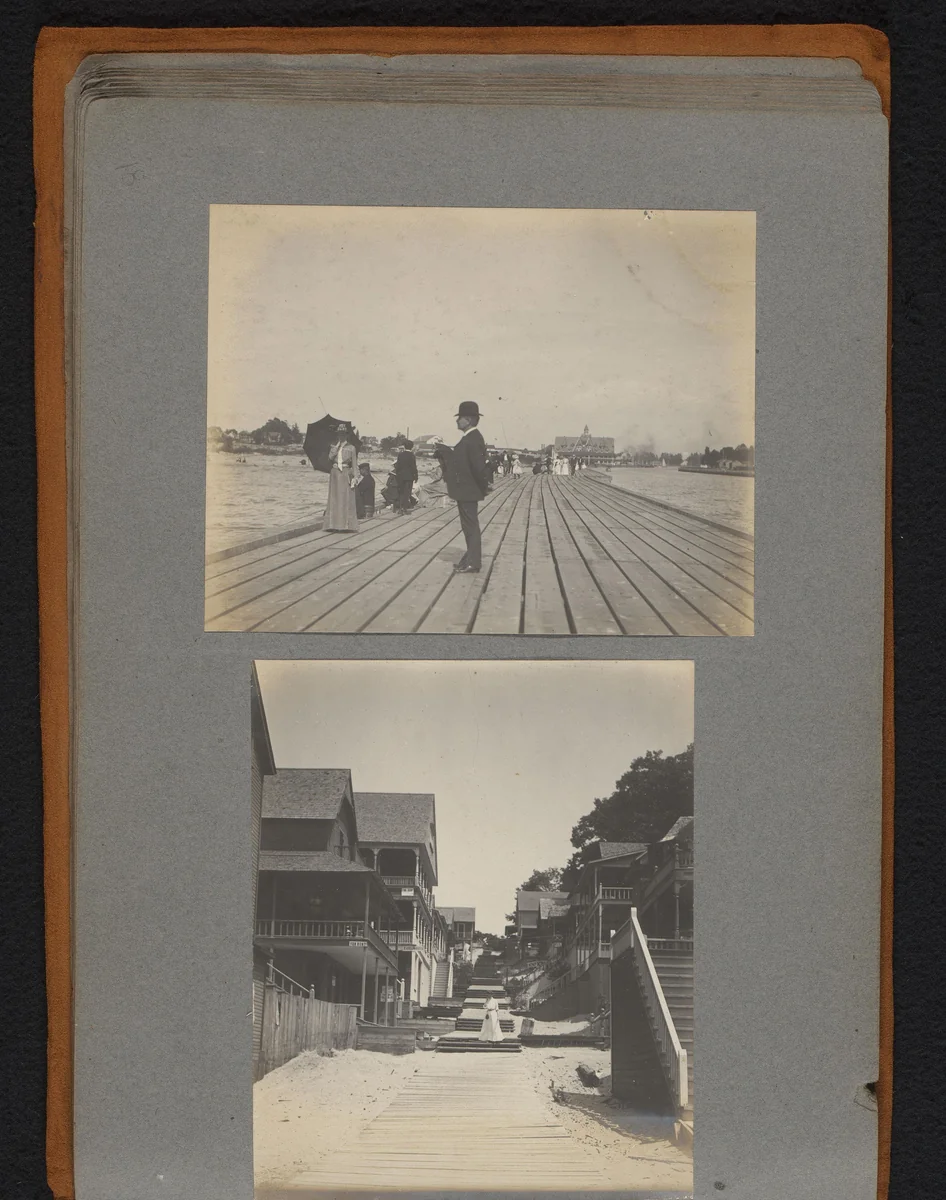 Vissende en wandelende mensen op een pier en een houten pad tussen strandhuizen by Jan van der Mey, book, 1902
