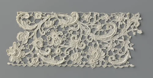 Strook naaldkant met golvende omkrullende rank met verschillende bloemen by anonymous, other, 1675-1699