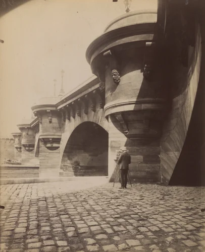 L'écluse de la Monnaie au Pont Neuf by Eugène Atget, photograph, 1910