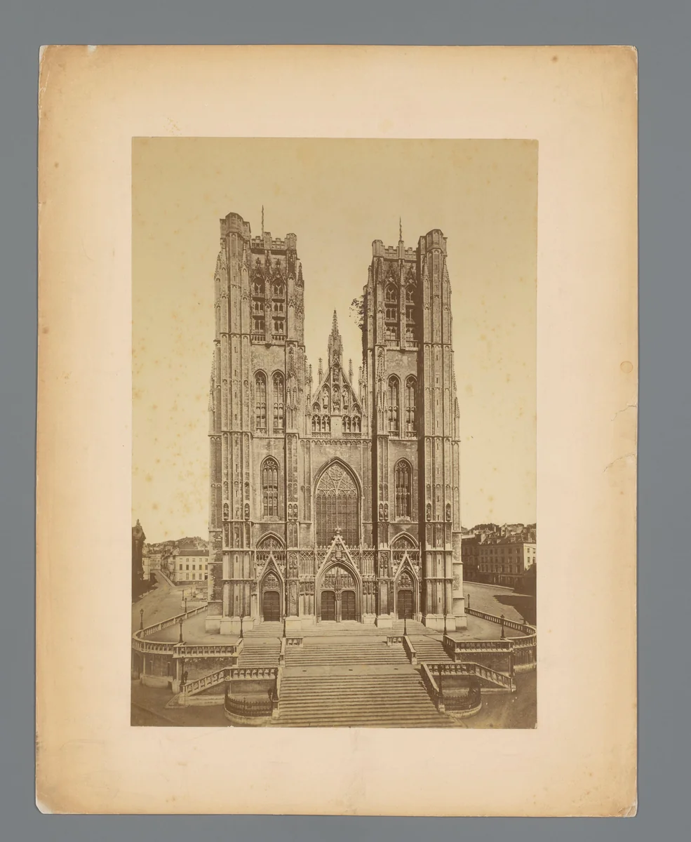 Voorgevel van de Sint-Michiel-en-Sint-Goedelekathedraal in Brussel, België by anonymous, photograph, 1851-1900