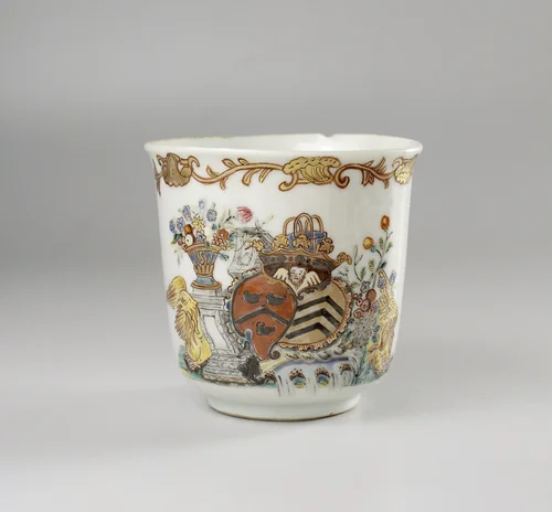 Cup with handle with the arms of the Van Isselmuden and Van Haersolte family by anonymous, other, 1746-1750