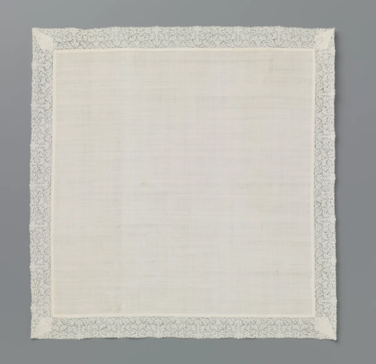 Hals-neusdoek of zakdoek afgezet met een strook Hollandse kant by anonymous, textile, 1650-1699