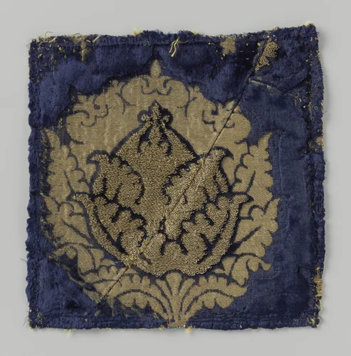 Fragment blauw fluweelbrokaat met granaatappelmotieven by anonymous, textile, 1420-1499