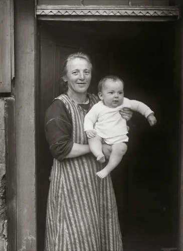 Working-class Mother by August Sander, photograph, 1927