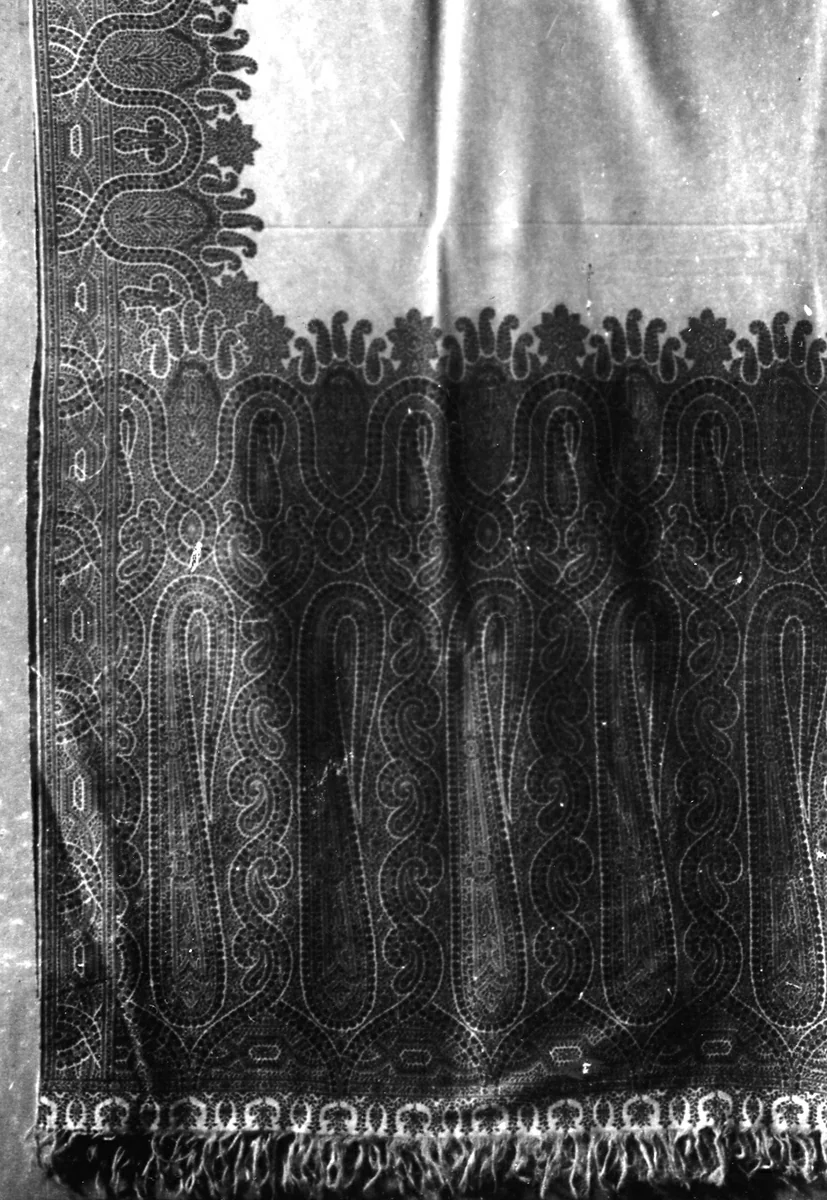 Shawl by Scotland Paisley, textile, 1830-1850