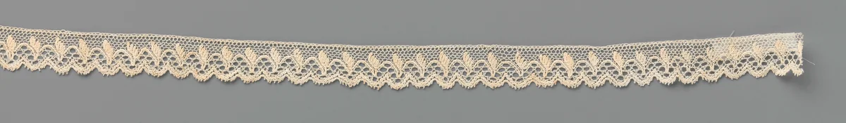 Strook kloskant met boogjes waartussen kleine gevederde blaadjes by anonymous, other, 1850-1870