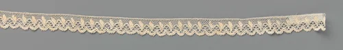 Strook kloskant met boogjes waartussen kleine gevederde blaadjes by anonymous, other, 1850-1870
