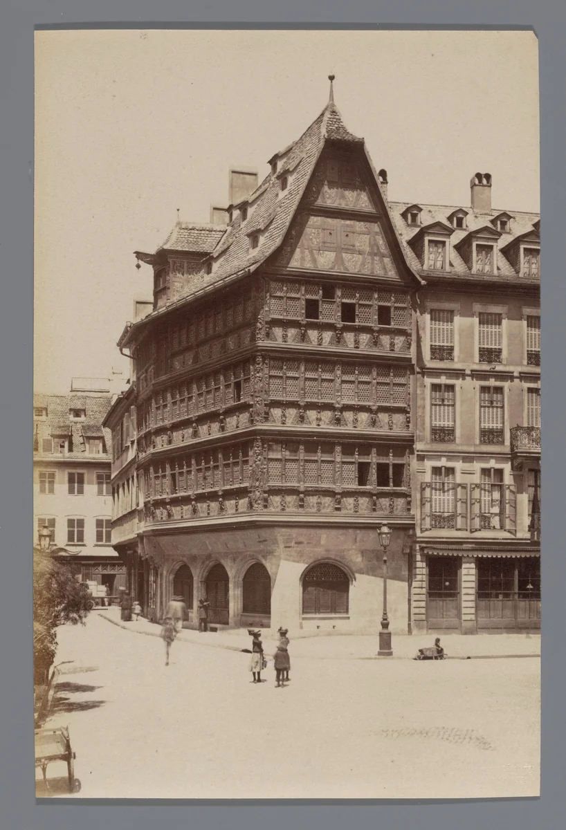 Gezicht op een huis te Straatsburg by anonymous, photograph, 1893