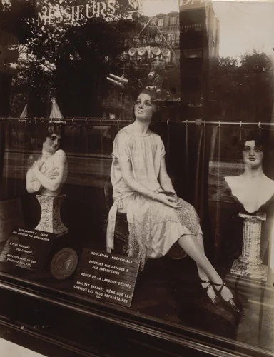 Coiffeur, avenue de l'Observatoire by Eugène Atget, photograph, 1926