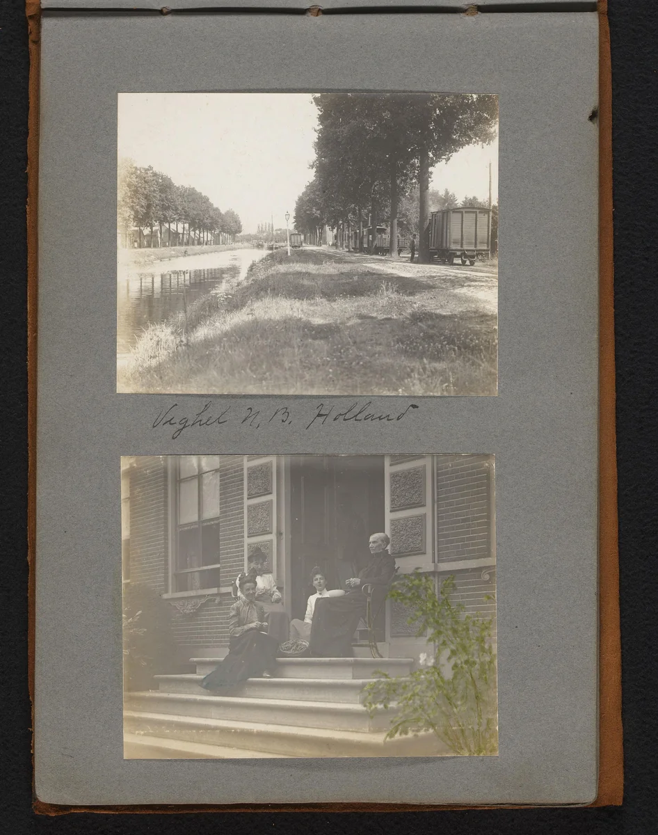 Gezicht op een kanaal in Veghel met goederenwagons ernaast en een portret van vier vrouwen op een trap voor een huis by Jan van der Mey, book, 1902