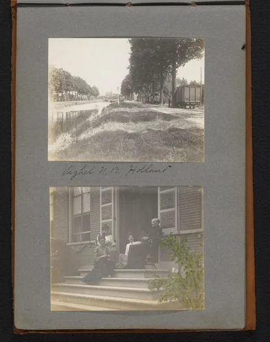 Gezicht op een kanaal in Veghel met goederenwagons ernaast en een portret van vier vrouwen op een trap voor een huis by Jan van der Mey, book, 1902