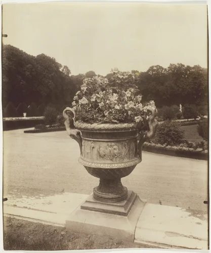 Versailles, Vase par Ballin by Jean-Eugène-Auguste Atget, photograph, 1902