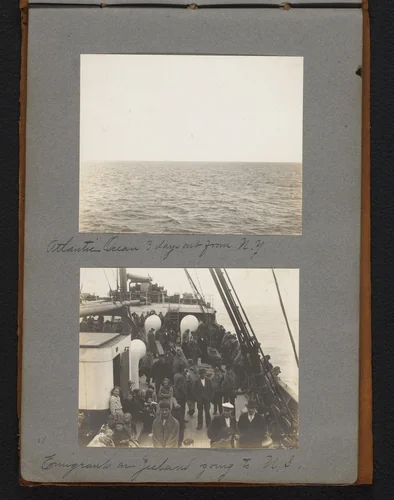 Gezicht op de Atlantische Oceaan en emigranten op het dek van stoomschip "The Zeeland", onderweg naar de Verenigde Staten van Amerika by Jan van der Mey, book, 1902