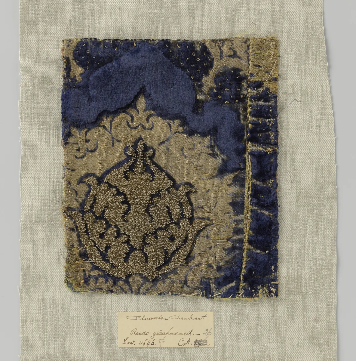 Fragment blauw fluweelbrokaat met granaatappelmotieven by anonymous, textile, 1420-1499