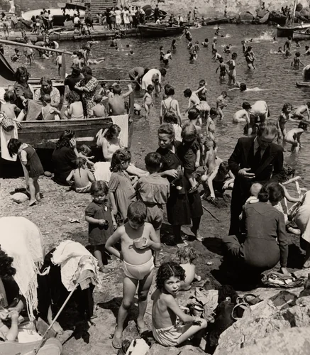 City Dwellers at Water’s Edge, Naples, Italy by Wayne Miller, photograph, 1944