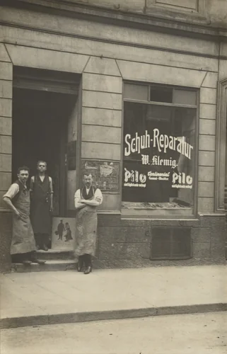 Schuh-Reparatur, Allemagne by Unidentified Photographer, photograph, 1915