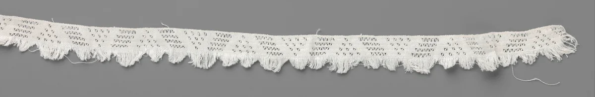 Strook kantweefsel met driehoekjes en driehoekige franjeschulpen by anonymous, other, 1500-1649