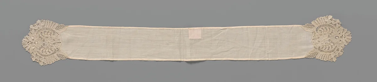 Das van batist met uiteinden van naaldkant met medaillon en bloem tussen c-voluten by anonymous, other, 1850-1874