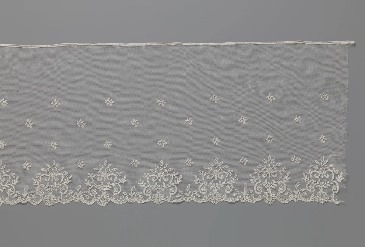 Strook applicatiekant met rozetbloemen in symmetrische bladertakken by anonymous, other, 1840-1850