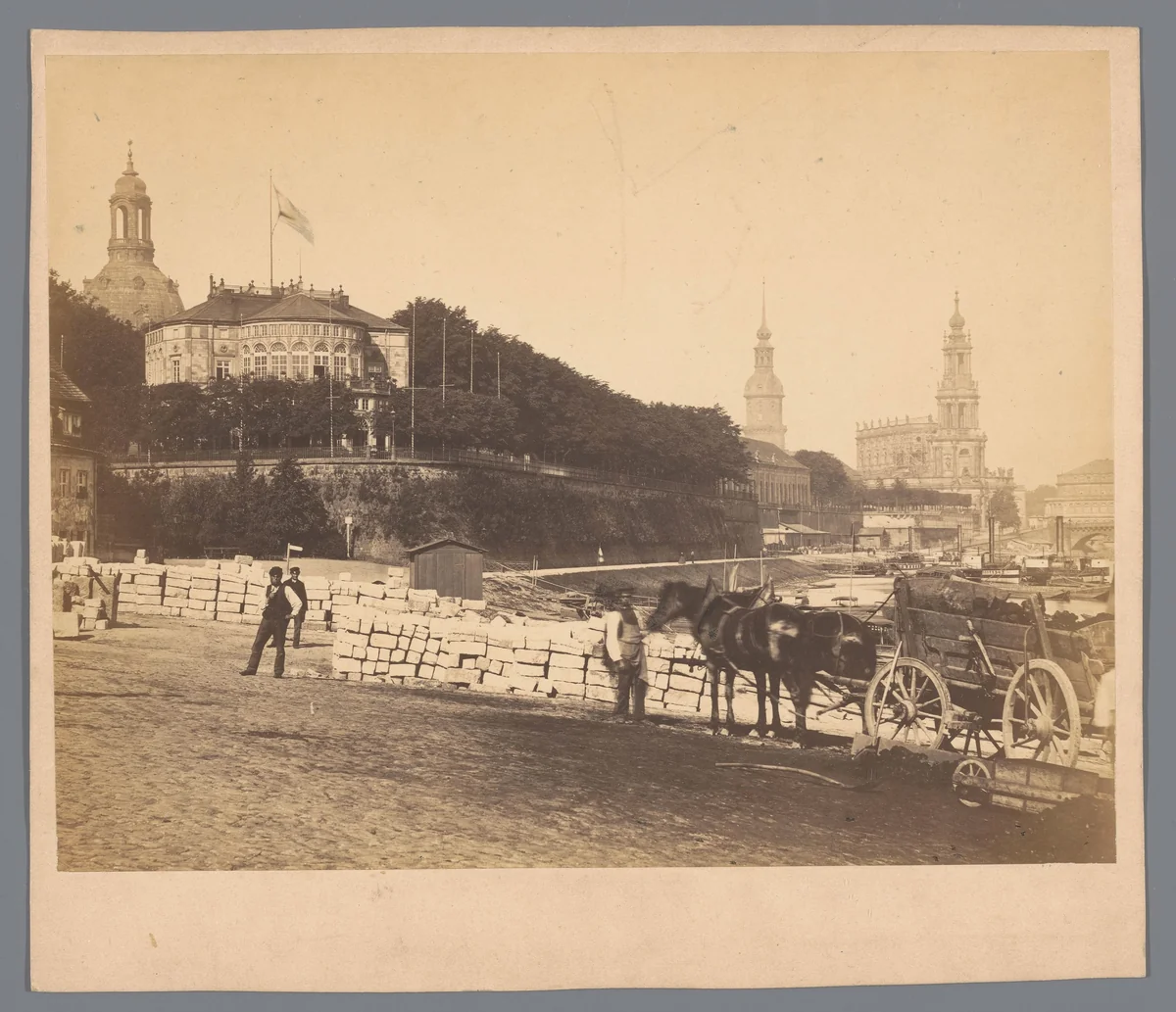 Bouw van de Carolabrücke, gezien richting de Brühlsche Terrasse, Dresden by anonymous, photograph, 1892-1895