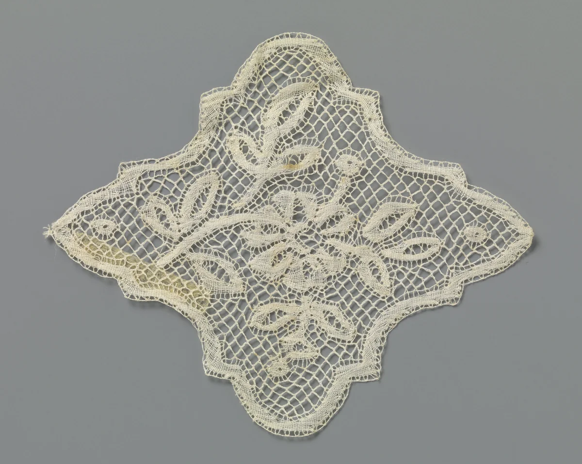 Inzetstuk van kloskant in gelobde ruitvorm met rozentak by anonymous, other, 1875-1899