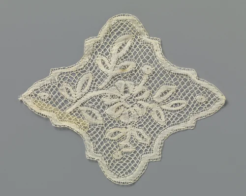 Inzetstuk van kloskant in gelobde ruitvorm met rozentak by anonymous, other, 1875-1899