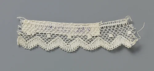 Strook kloskant met een rij vierkante moesjes en een zigzag-lijn langs de onderzijde by anonymous, other, 1800-1899